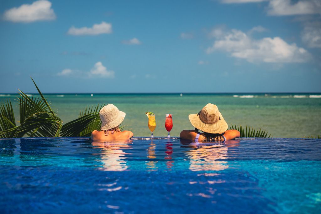 vue piscine sur mer cocktail